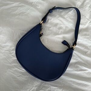 Blue shoulder bag with gold details